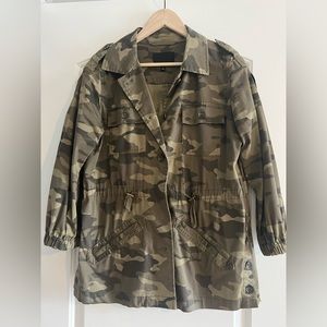 Elastic on the sleeves. Has pulls on the waist to take in or let out.